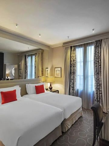 Elegantes Hotelzimmer mit zwei Einzelbetten und großer Fensterfront