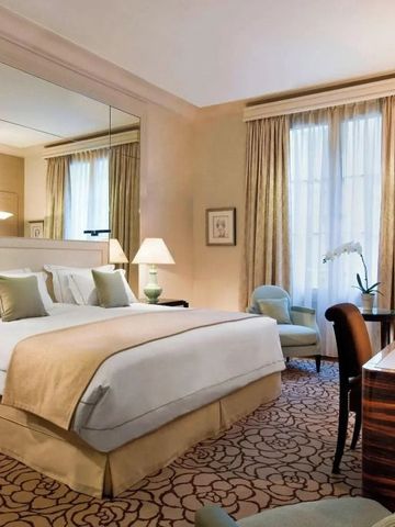 Geräumiges Hotelzimmer mit Kingsize-Bett und eleganter Möblierung