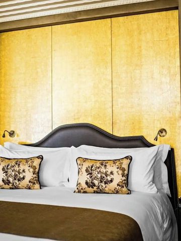 Hotelzimmer mit nobler Ausstattung und goldenen Akzenten
