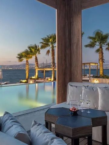 Luxuriöse Terrasse mit Blick auf den Infinity-Pool und das Meer bei Sonnenuntergang