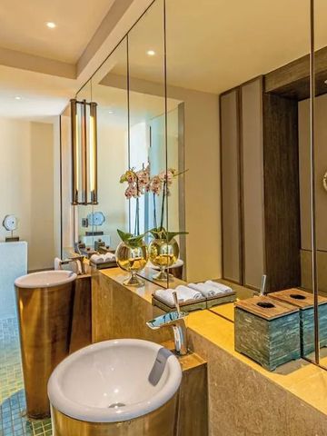 Modernes Badezimmer mit eleganten Waschbecken und dekorativen Pflanzen