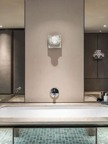 Moderner Badbereich mit großer Badewanne und eleganten Armaturen