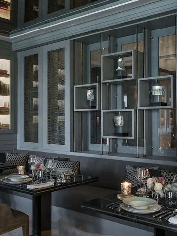 Elegantes Restaurant mit stimmungsvoller Beleuchtung und luxuriöser Dekoration.