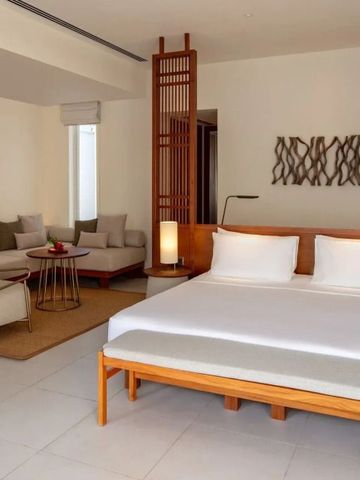 Geräumiges Zimmer mit Doppelbett und eleganter Sitzgruppe