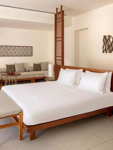 Modernes Schlafzimmer mit gemütlichem Sofa im Hintergrund