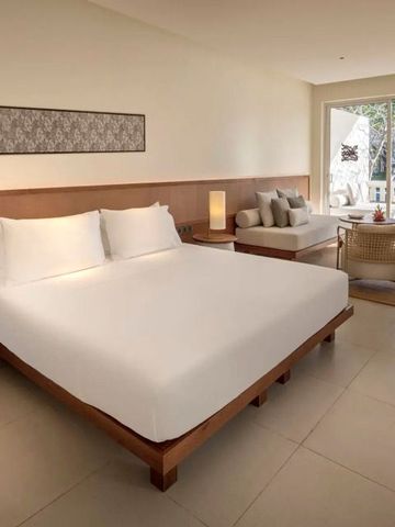 Elegantes Zimmer mit großem Bett und Zugang zum Balkon