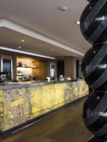 Stilvolle Hotelbar mit modernen Designakzenten