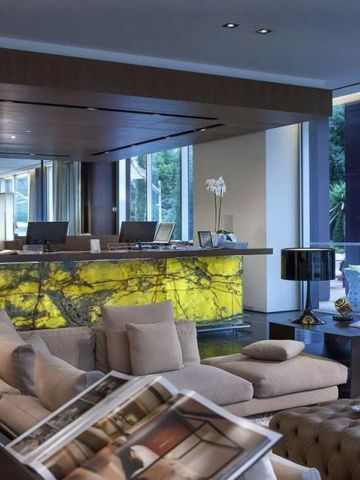 Gemütliche Hotellobby mit luxuriöser Einrichtung