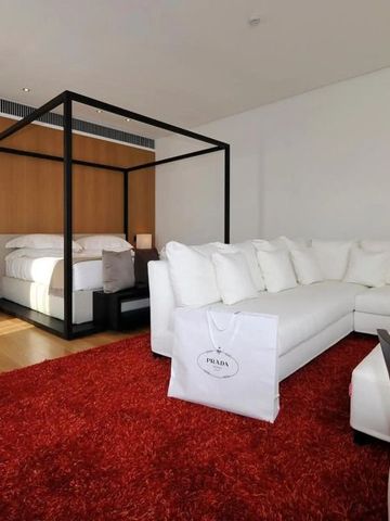 Helles Zimmer mit Himmelbett und weißen Möbeln