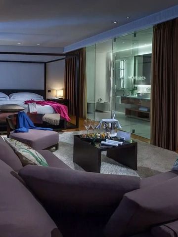 Luxuriöse Suite mit gemütlichem Wohnbereich und Schlafbereich im Hotel Principe Forte dei Marmi