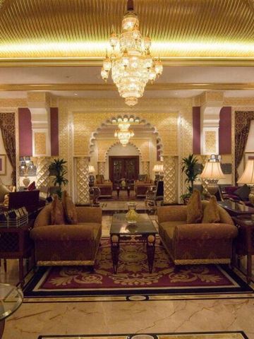 Luxuriöse Lobby des Waldorf Astoria Jeddah mit Kronleuchtern