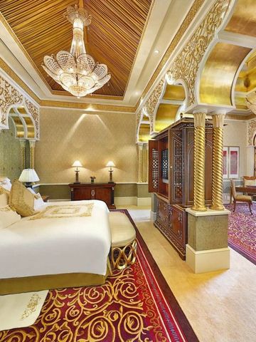 Prächtiges Hotelzimmer mit opulenten Verzierungen und Kronleuchtern