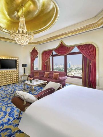 Hotelzimmer mit luxuriösem Dekor und Panoramablick