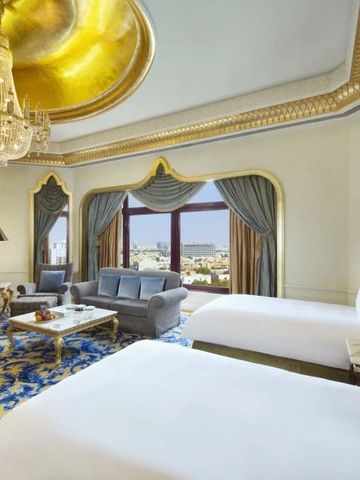 Zweibettzimmer mit prächtigem Kronleuchter und Stadtblick