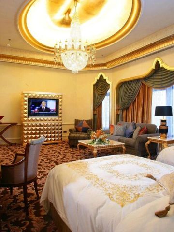 Helles Doppelzimmer mit opulentem Dekor und gemütlicher Sitzecke