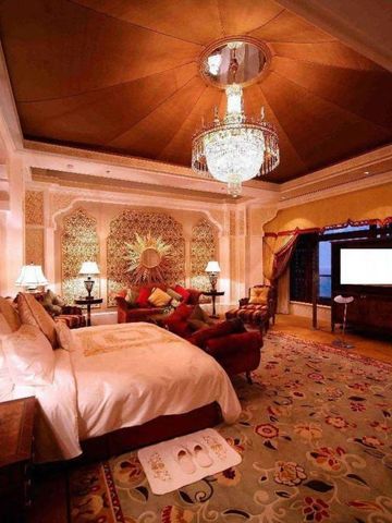 Geräumiges Schlafzimmer mit luxuriösem Teppich und gedämpfter Beleuchtung