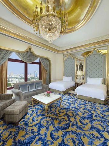 Zweibettzimmer mit königlichem Dekor und Blick auf die Stadt