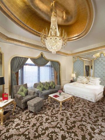 Elegantes Hotelzimmer mit großer Spiegelwand und Kristallleuchter im Waldorf Astoria Jeddah.