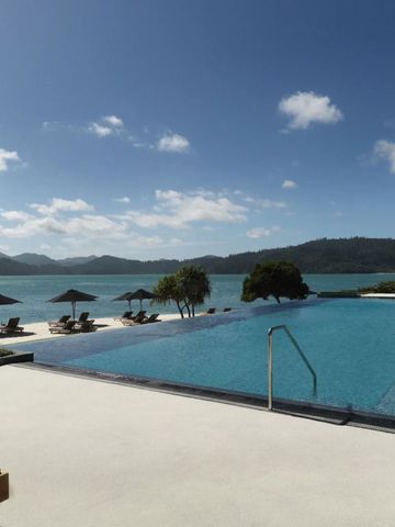 Infinity-Pool mit Blick auf das Meer und Berge im Hintergrund