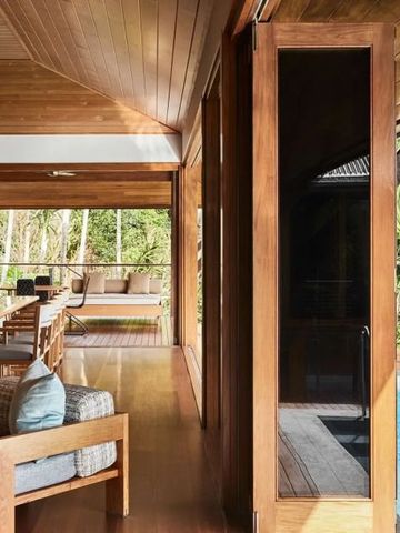 Blick auf einen modernen Innenraum mit Holzdetails und Zugang zum Pool