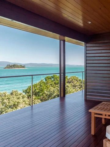 Geräumige Terrasse mit Blick auf das Meer und Inseln bei herrlichem Wetter