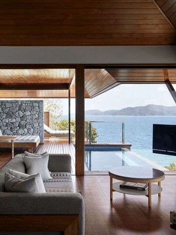 Luxuriöser Wohnbereich mit Panoramablick und kleinem Pool