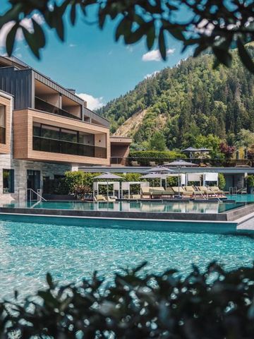 Außenpool mit Bergblick und moderner Architektur