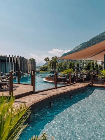 Terrassenbereich am Pool mit Berglandschaft im Hintergrund