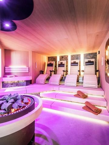 Wellnessbereich mit Liegen und stilvoller Beleuchtung