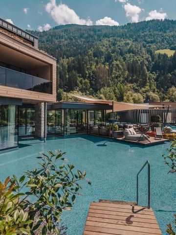 Infinity Pool mit Bergblick und moderner Architektur