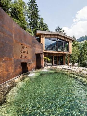 Natürlicher Pool mit moderner Architektur in Berglandschaft