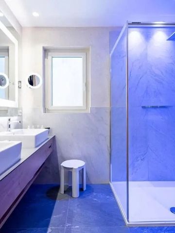 Modernes Badezimmer mit Doppelwaschbecken und gläserner Duschkabine