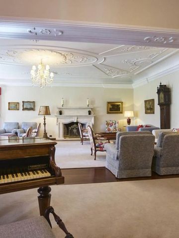 Luxuriöse Hotellounge mit Kronleuchter und elegantem Dekor.