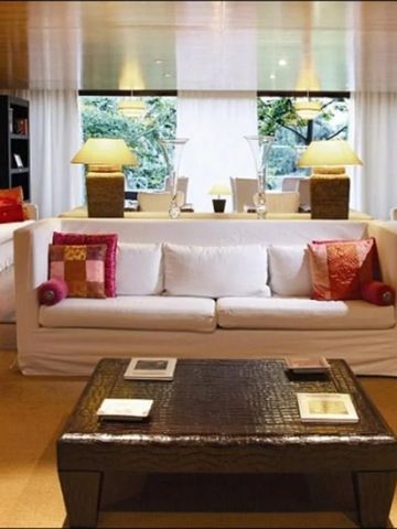 Gemütlicher Loungebereich mit Sofas und großen Fenstern