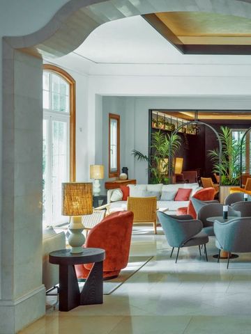 Einladende Hotellobby mit stilvollen Sitzgelegenheiten und Pflanzen