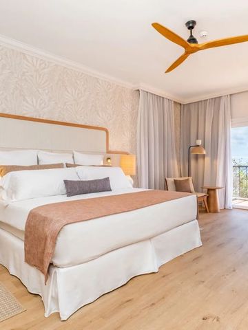 Helles Hotelzimmer mit modernem Design und Balkonzugang