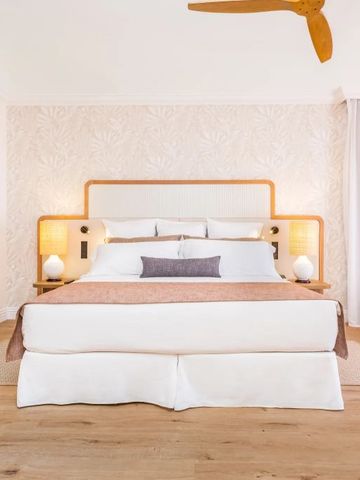 Geräumiges Doppelzimmer mit stilvoller Dekoration und Holzdetails