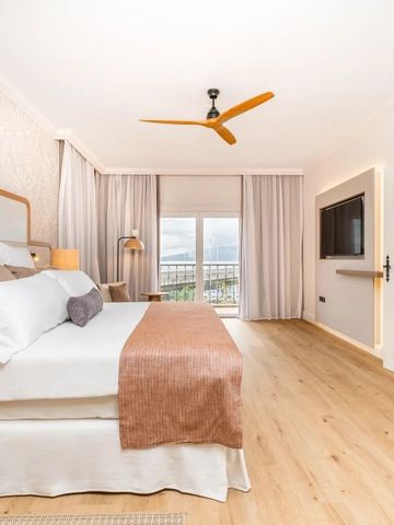 Modernes Hotelzimmer mit Balkon und gemütlicher Atmosphäre