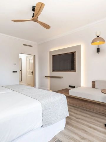 Zimmer mit modernem Design und großem Flachbildfernseher