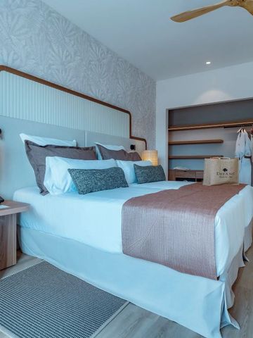 Hotelzimmer mit eleganter Einrichtung und Akzentbeleuchtung