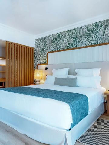 Luxuriöses Hotelzimmer mit elegantem Dekor und großem Bett.