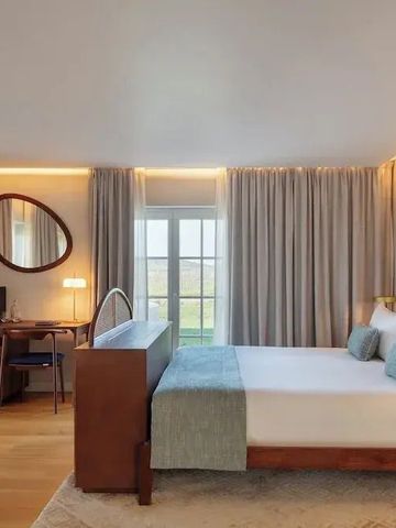 Geräumiges Hotelzimmer mit modernem Design und großem Fenster