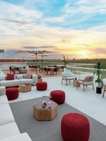 Rooftop-Terrasse mit Blick auf den Sonnenuntergang und gemütlicher Sitzgelegenheit