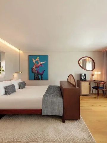 Modernes Hotelzimmer mit stilvoller Dekoration und Kunstwerk an der Wand.