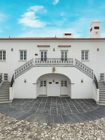 Hotelgebäude mit zwei Treppen und weißer Fassade unter blauem Himmel