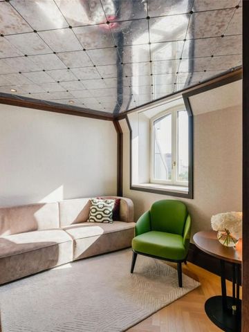 Helles Zimmer mit stilvoller Einrichtung und gemütlicher Sitzgelegenheit.