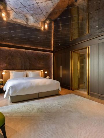 Geräumiges Schlafzimmer mit luxuriösem Design, großem Bett und kreativer Beleuchtung.