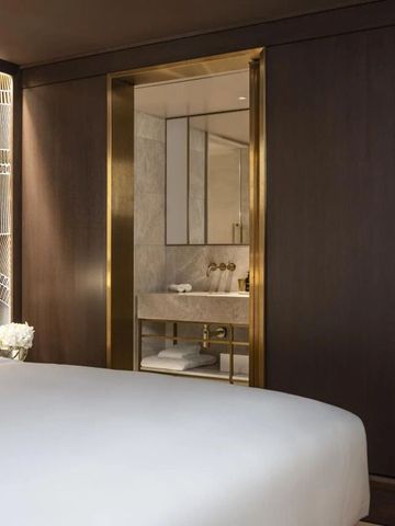 Elegantes Hotelzimmer mit luxuriösem Bett und Badezimmeransicht