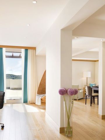 Helles Wohnbereich-Motiv mit modernem Mobiliar und Balkon im Sun Gardens Dubrovnik