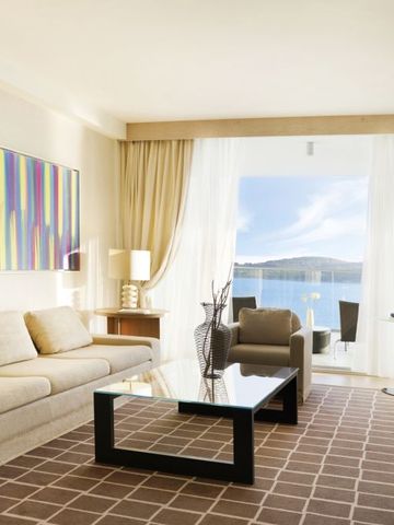 Zimmer mit stilvollem Interieur und atemberaubender Aussicht auf das Meer im Sun Gardens Dubrovnik
